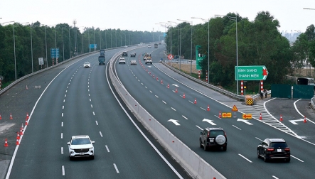 Kinh nghiệm lái xe trên đường nghỉ Tết Độ lập (P.4): Cách nhập đường cao tốc đúng và an toàn nhất